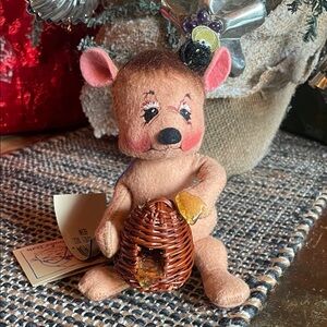 Vintage Annalee 2000 8” honey bee bear missing one bee